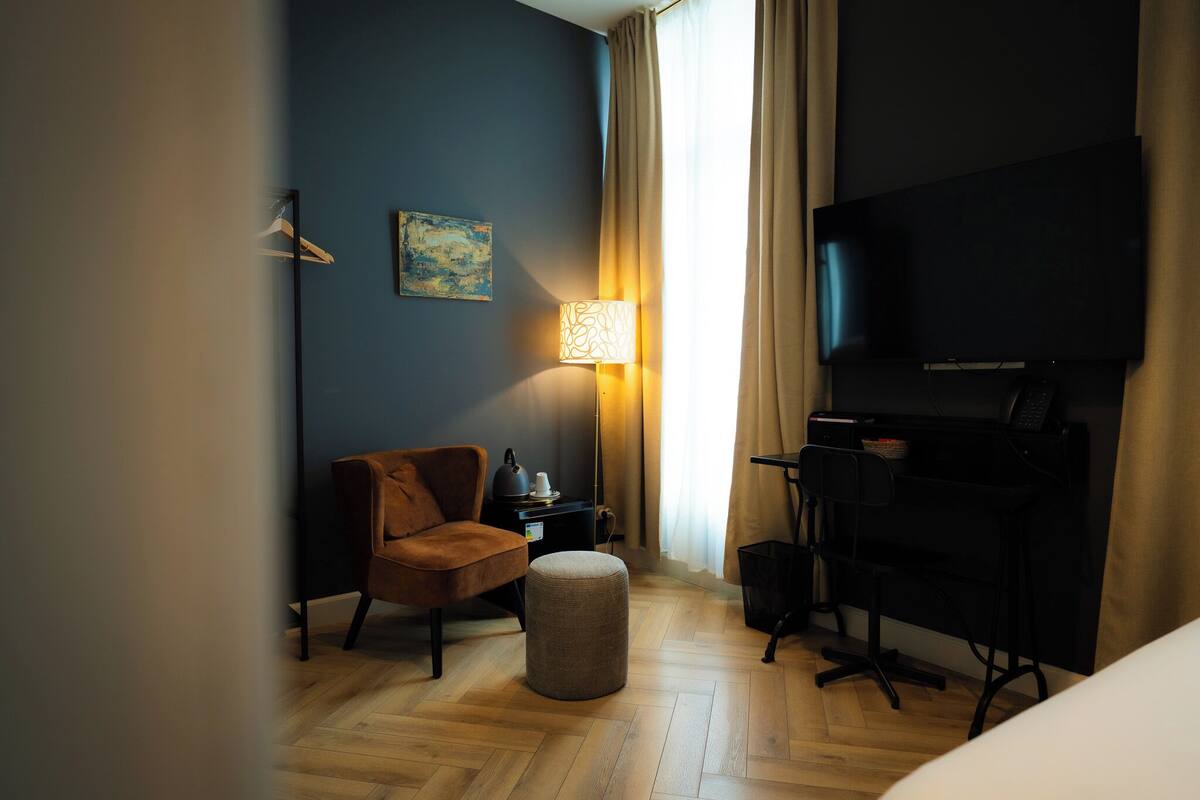 Minibar, sistema de insonorización, wifi gratis y ropa de cama
