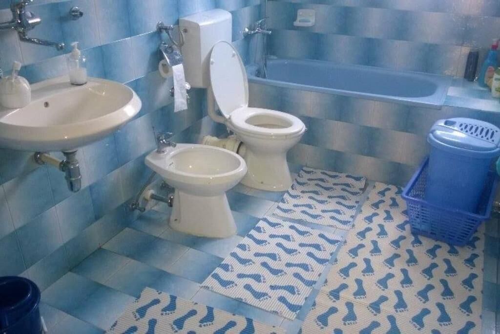 Haartrockner, Handtücher, Seife, Toilettenpapier
