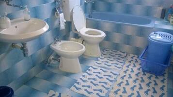 Haartrockner, Handtücher, Seife, Toilettenpapier