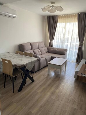 Apartment, 2 Schlafzimmer, Balkon, Meerblick | Wohnbereich