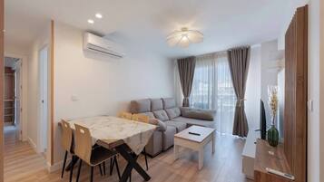 Apartamento, 2 habitaciones, balcón, vistas al mar | Zona de estar