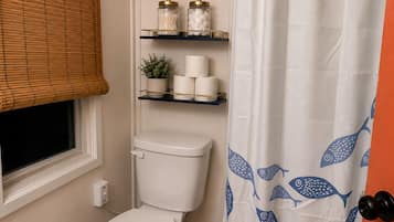 Deluxe Double Room, Ocean View | Bathroom | Shower, soap, shampoo, toilet paper