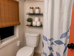 Deluxe-Doppelzimmer, Meerblick | Badezimmer | Dusche, Seife, Shampoo, Toilettenpapier