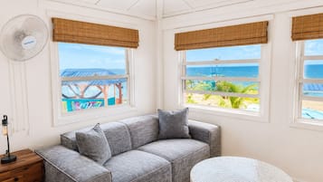 Deluxe Double Room, Ocean View | Living area