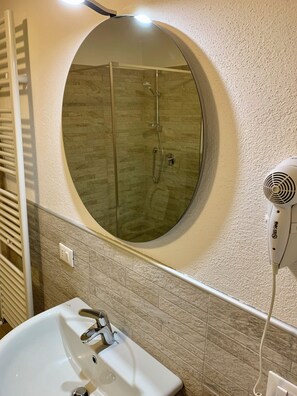 Dusche, Haartrockner, Bidet, Handtücher