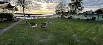 Lake front 2-bedroom cottage at Sunny Birch Resort on Hamlin Lake in Ludington