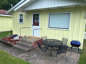 Outdoor dining - Lake front 2-bedroom cottage at Sunny Birch Resort on Hamlin Lake in Ludington (Ludington)
