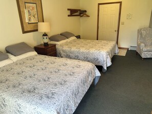 Room - Hotel Room with 2 queen beds, sitting area, deck and large 2 person Jacuzzi tub (The Forks)