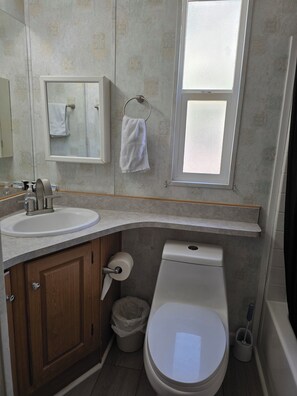 Haartrockner, Handtücher, Seife, Toilettenpapier