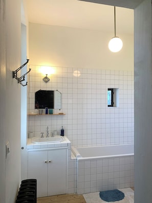 Douche, sĂšche-cheveux, serviettes fournies, savon