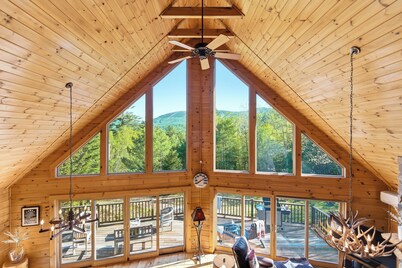 Relaxing Newry Chalet | Fire Pit, Hot Tub & Sauna