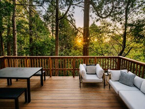 Outdoor dining - Modern & Cozy, Family-Friendly Cabin (Lake Arrowhead)