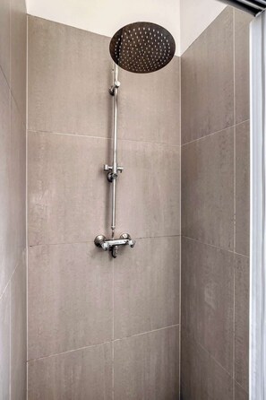 Shower, hair dryer, towels - Bright Apartment with Private Terrace (Rotterdam)