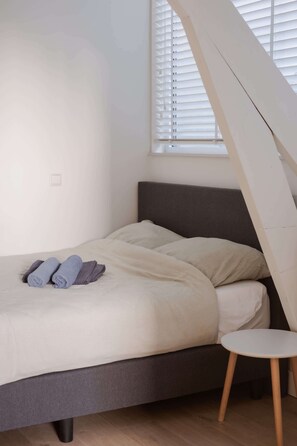 1 bedroom, WiFi, bed sheets - One Bedroom Apartment with Sloped Ceiling (Rotterdam)