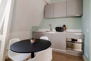 Fridge, dishwasher, coffee/tea maker, electric kettle - One Bedroom Apartment with Sloped Ceiling (Rotterdam)