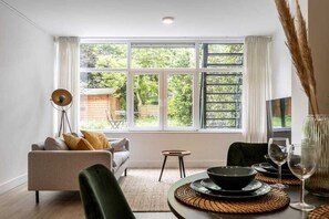 TV - Modern Ground-Floor Apartment with Garden (Rotterdam)
