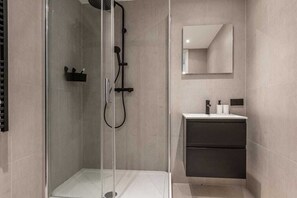 Shower, hair dryer, towels, shampoo - Modern Ground-Floor Apartment with Garden (Rotterdam)