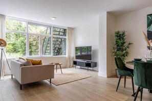 TV - Modern Ground-Floor Apartment with Garden (Rotterdam)