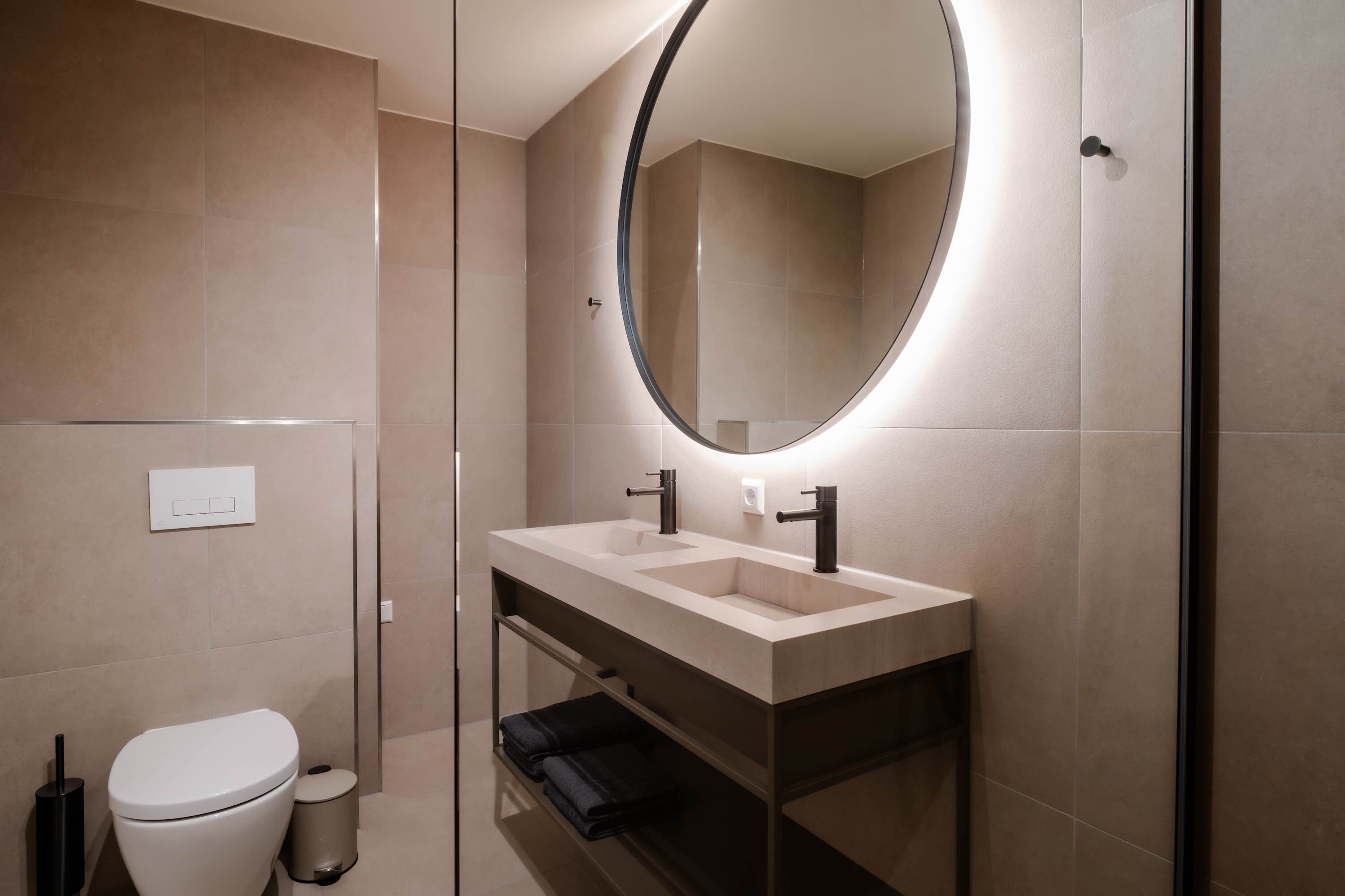 Een douche, een haardroger, handdoeken, shampoo