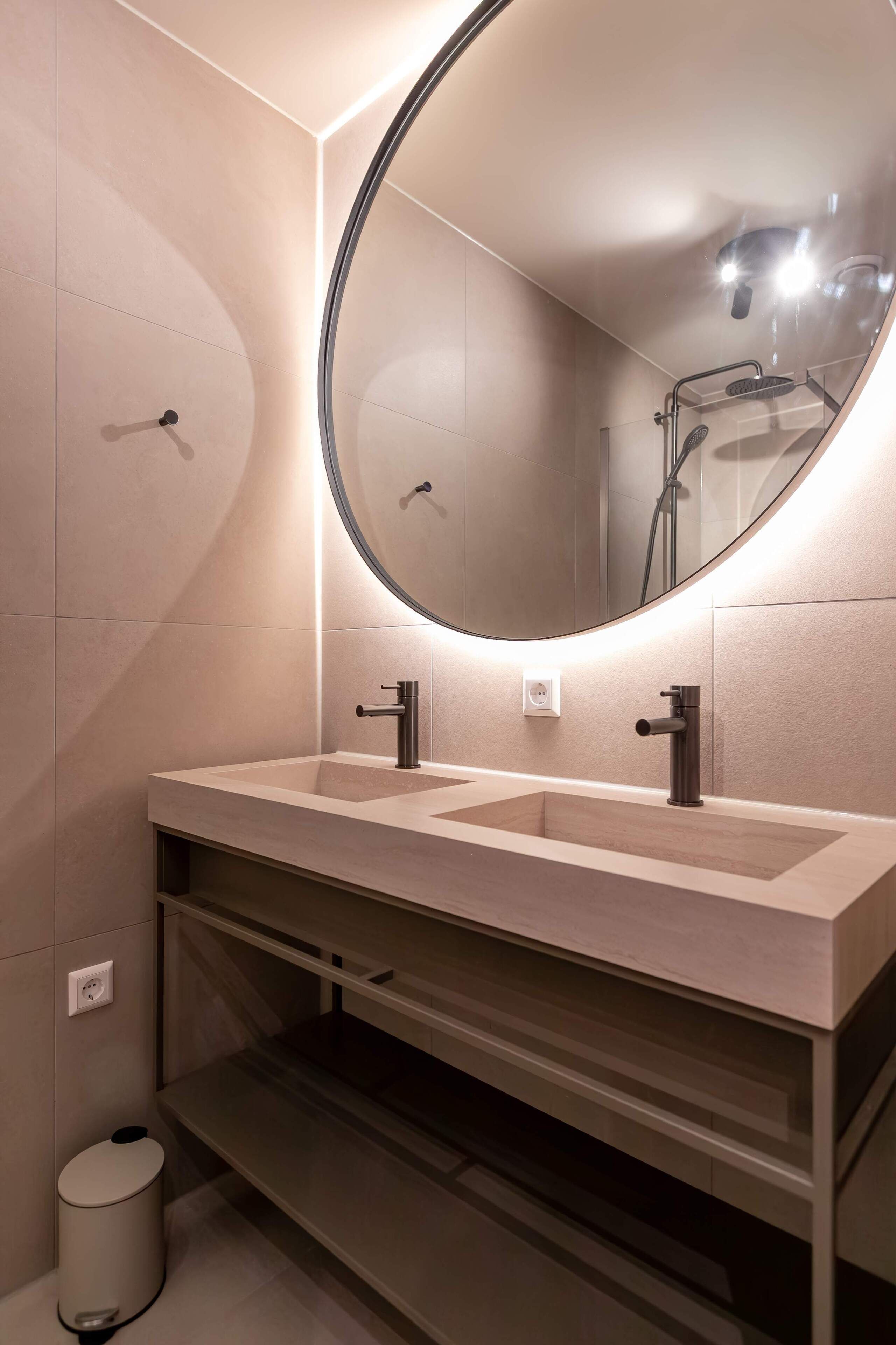 Een douche, een haardroger, handdoeken, shampoo