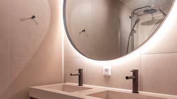 Een douche, een haardroger, handdoeken, shampoo