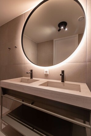 Shower, hair dryer, towels, shampoo