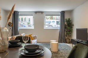 TV - Modern Lower-Ground Apartment in Rotterdam West (Rotterdam)
