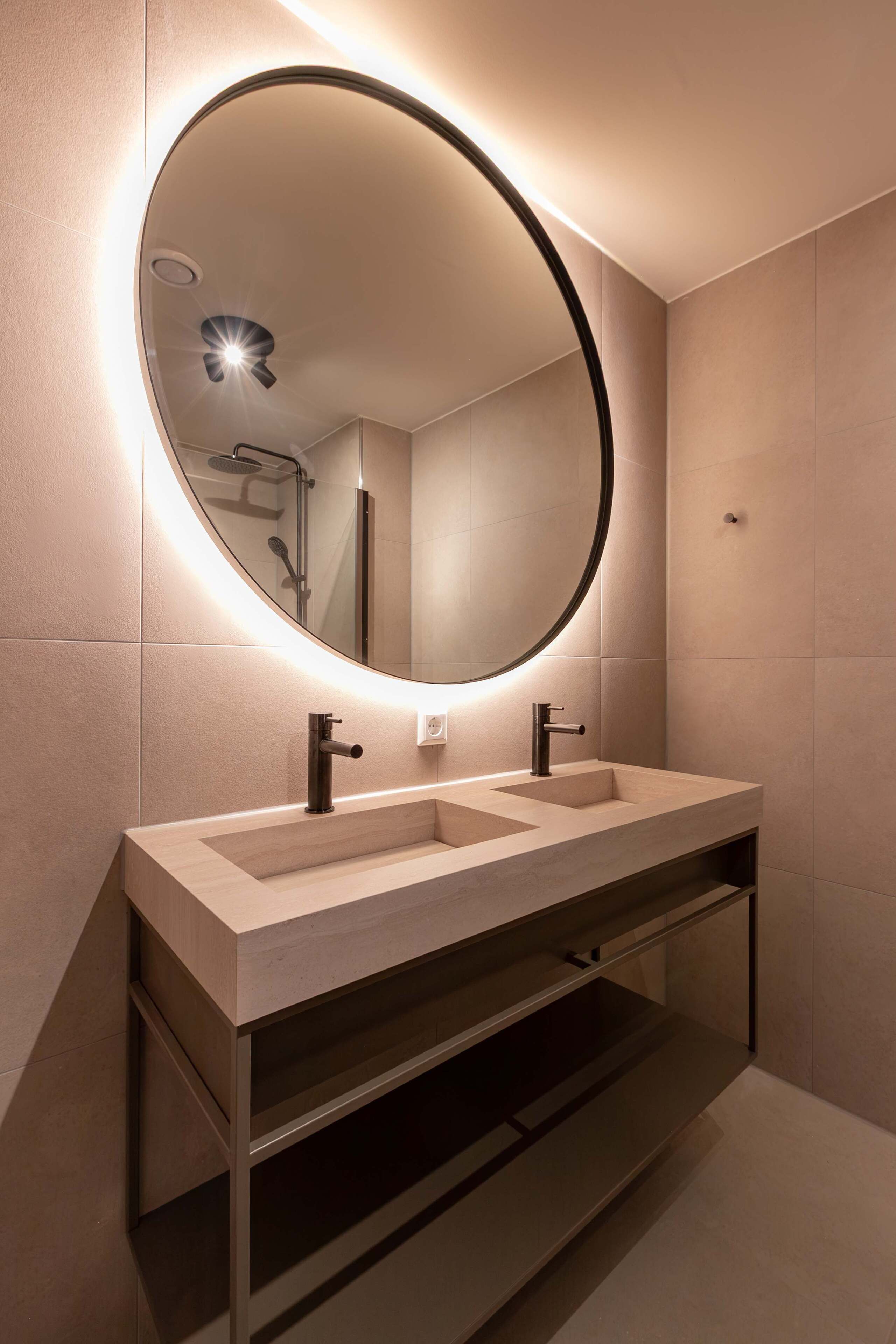 Een douche, een haardroger, handdoeken, shampoo