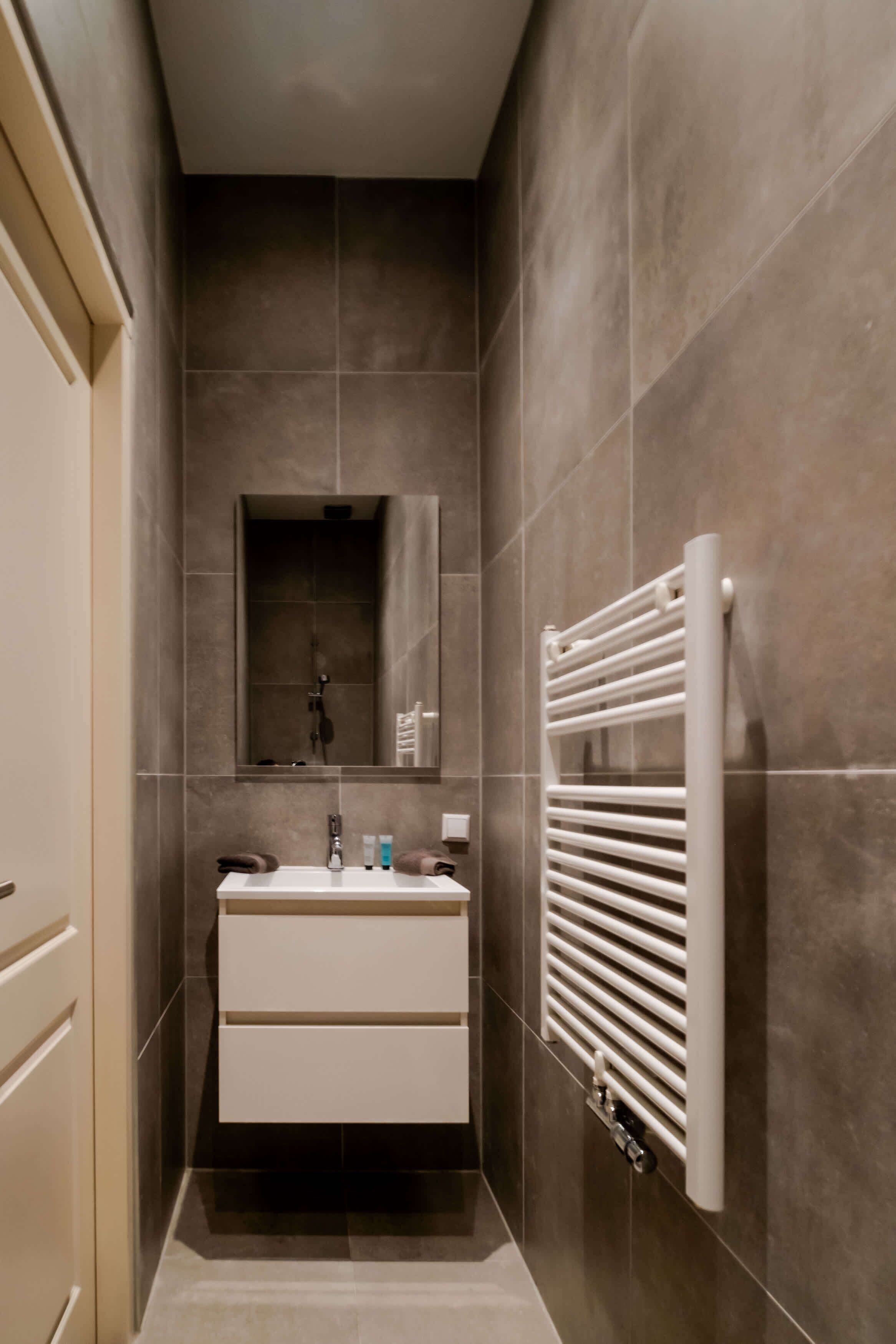Een douche, een haardroger, handdoeken, shampoo