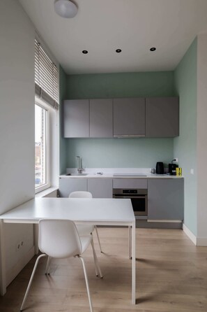 Fridge, oven, dishwasher, coffee/tea maker - Your Modern Retreat Close to Rotterdam City Center (Rotterdam)