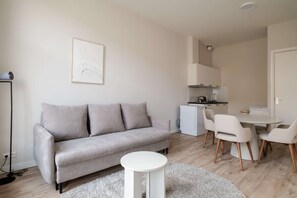 TV, offices - Comfortable 1-Bedroom Flat in Central Rotterdam (Rotterdam)