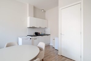 Fridge, stovetop, dishwasher, coffee/tea maker - Comfortable 1-Bedroom Flat in Central Rotterdam (Rotterdam)