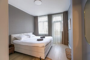 Desk, iron/ironing board, WiFi, bed sheets - Spacious Blijdorp Home with 4 Double Beds (Rotterdam)