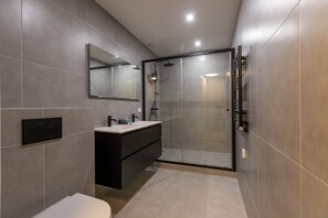 Dusche, Haartrockner, Handtücher, Shampoo