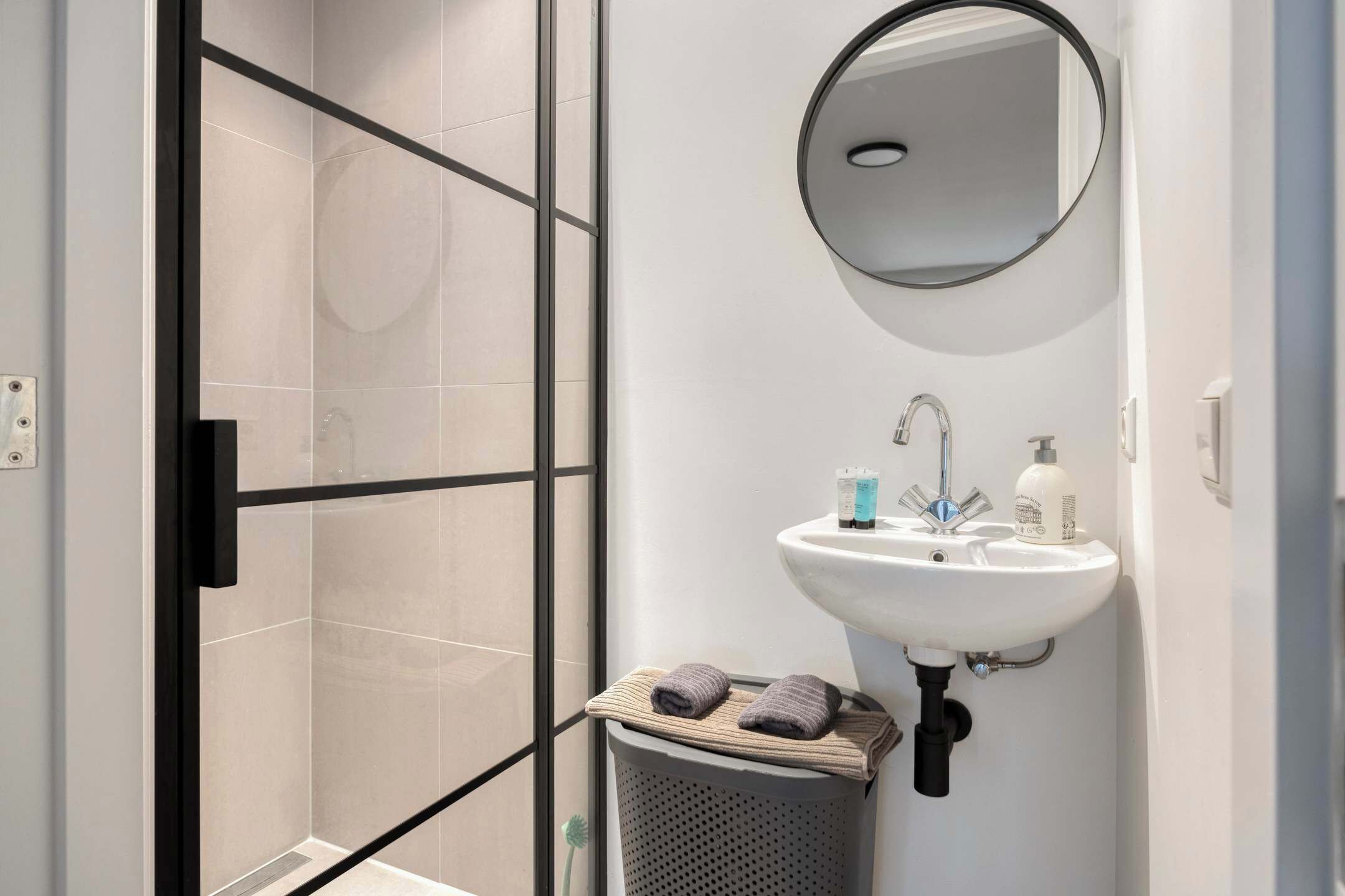 Een douche, een haardroger, shampoo