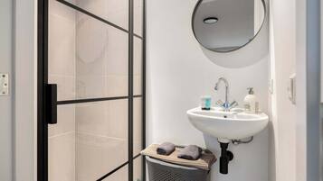 Een douche, een haardroger, shampoo