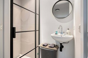 Shower, hair dryer, shampoo - Stijlvol & Comfortabel Appartement in het Hart van Rotterdam (Rotterdam)