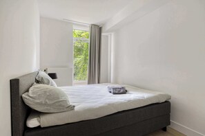 Desk, iron/ironing board, WiFi, bed sheets - Stijlvol & Comfortabel Appartement in het Hart van Rotterdam (Rotterdam)