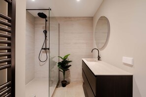 Douche, sèche-cheveux, serviettes fournies, shampoing