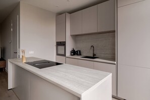 Fridge, microwave, stovetop, dishwasher - Spacious family home (Schiedam)