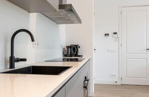 Fridge, microwave, dishwasher, coffee/tea maker - Bright Ground-Floor Apartment with Garden (Rotterdam)