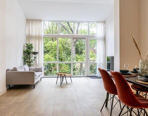 TV - Bright Ground-Floor Apartment with Garden (Rotterdam)