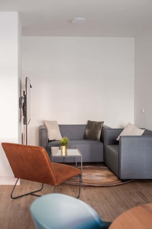 TV, offices - Modern 2BR Apartment near Rotterdam Central Station (Rotterdam)