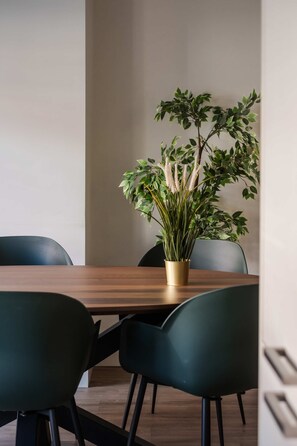 Dining - Modern 2BR Apartment near Rotterdam Central Station (Rotterdam)