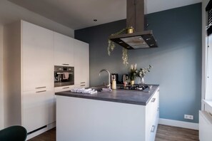 Een koelkast, een magnetron, een oven, een kookplaat