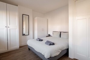 Een bureau, een strijkplank/strijkijzer, wifi, beddengoed