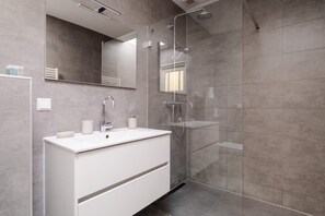 Shower, hair dryer, towels, shampoo - Modern 2BR Apartment near Rotterdam Central Station (Rotterdam)