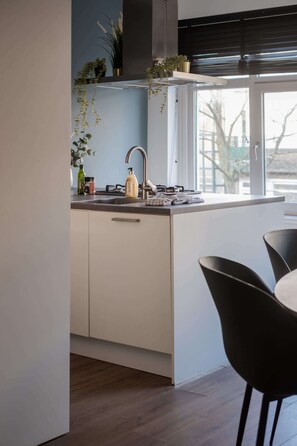 Fridge, microwave, oven, stovetop - Modern 2BR Apartment near Rotterdam Central Station (Rotterdam)