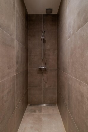 Shower, hair dryer, towels, shampoo - Cosy City Apartment in Rotterdam West (Rotterdam)