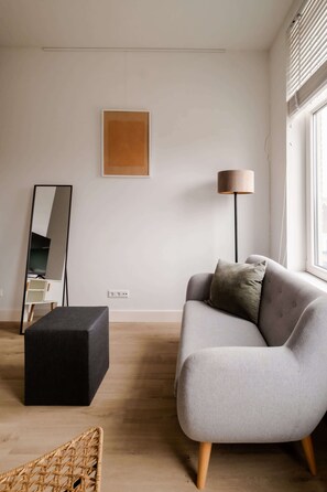 TV, offices - Cosy City Apartment in Rotterdam West (Rotterdam)